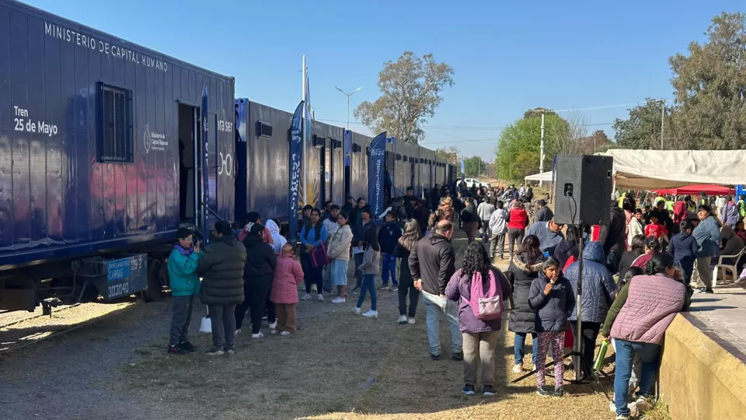24752-el-tren-25-de-mayo-llego-a-cerrillos-con-mas-de-15-servicios-sanitarios-y-sociales